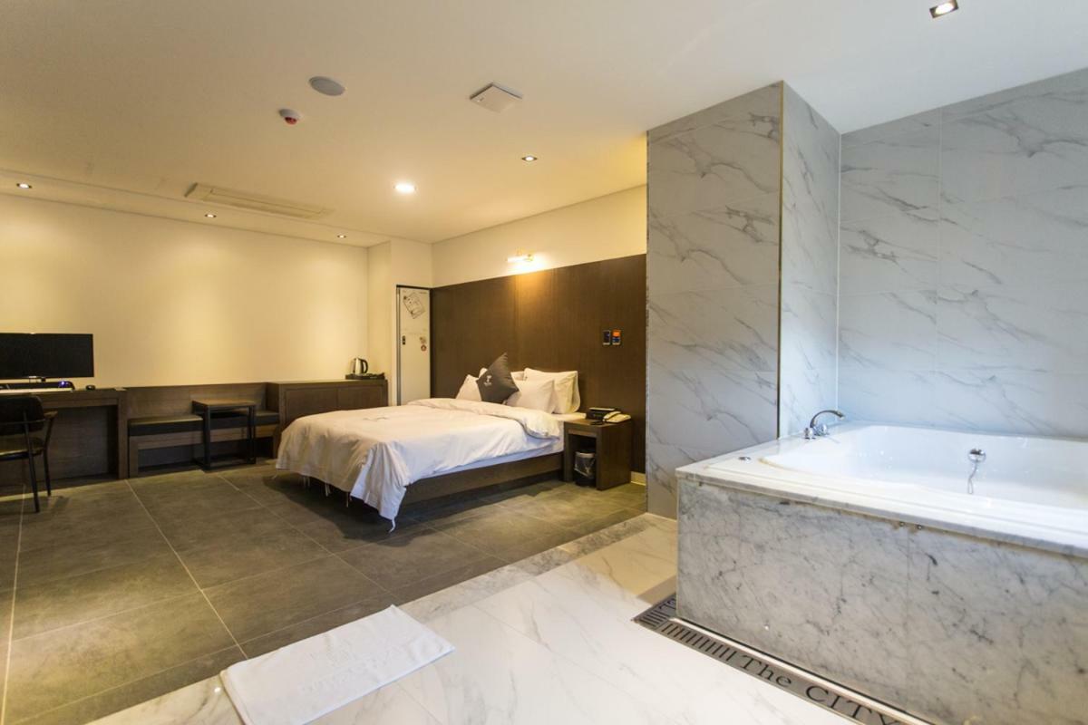 The City Hotel Jeonju Exterior foto